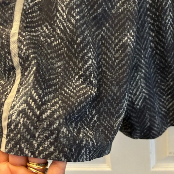 Lululemon Pace Breaker Short *9" Updated in Bleached Herringbone Multi - Picture 6 of 7